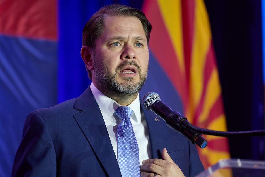 Investigan en EEUU al senador Rubén Gallego por viajes con fondos de su campaña, según CBS