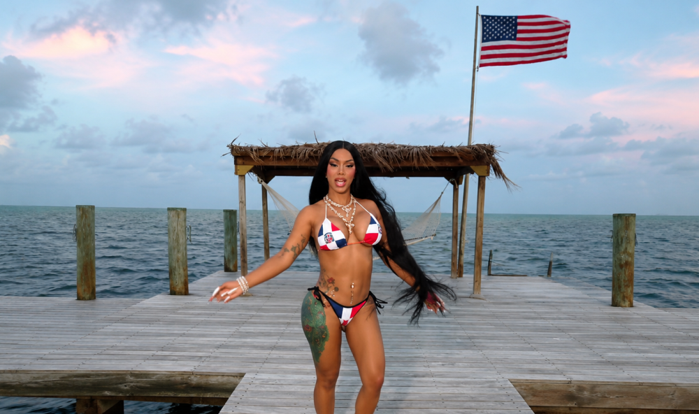 Cardi B presume su orgullo dominicano con un bikini inspirado en la bandera nacional