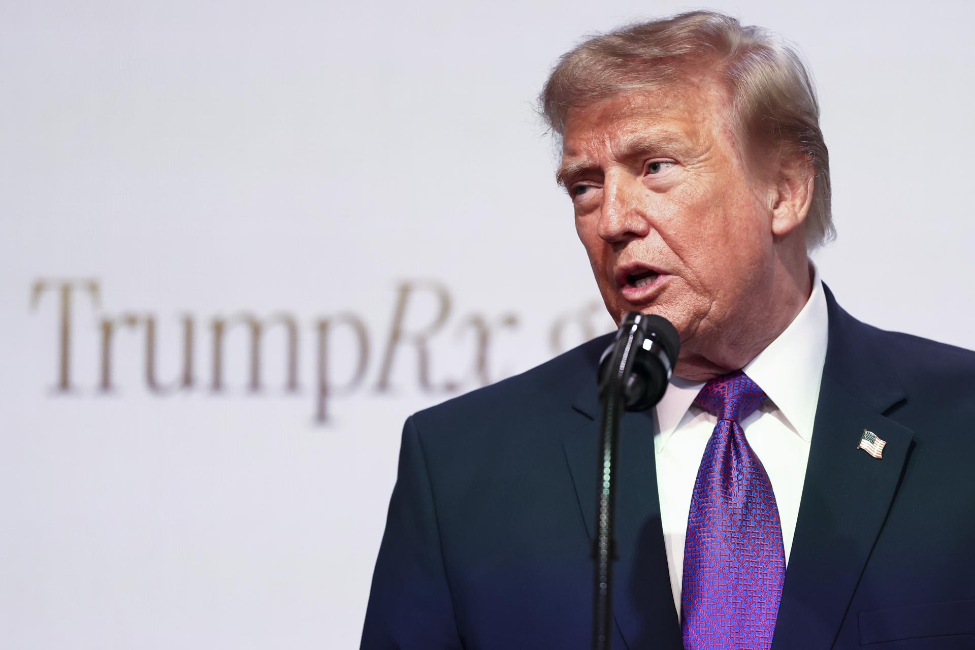 Trump amenaza a Canadá con más aranceles tras acusarles de «negligencia» por los incendios