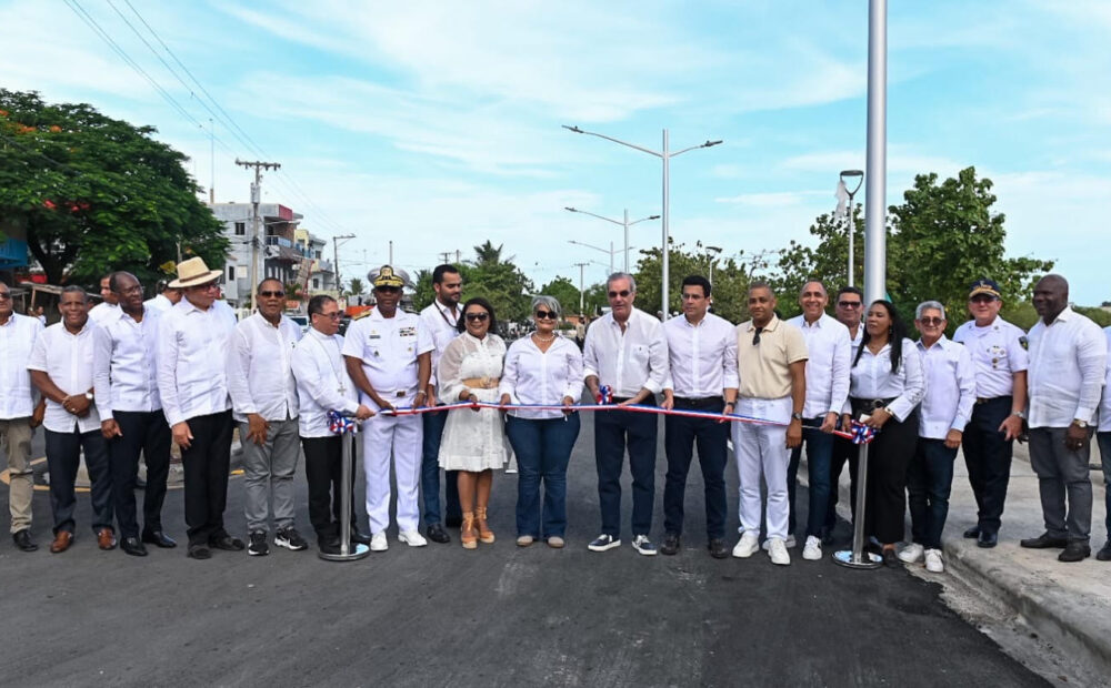 Abinader y Collado entregan remozada playa El Faro en SPM con inversión de RD$67 millones 