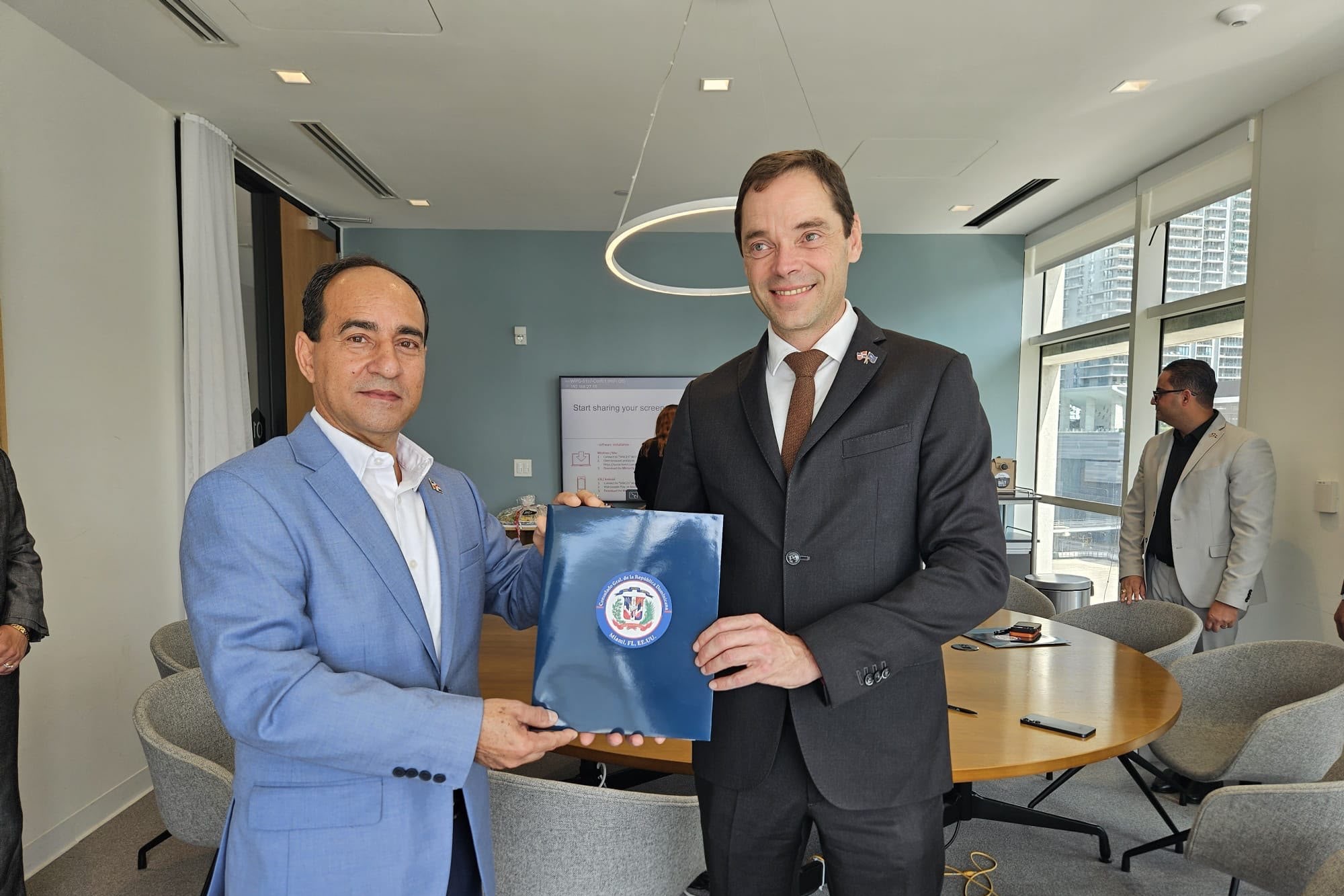 Consulado RD en Miami y Broward International University suscriben convenio educativo