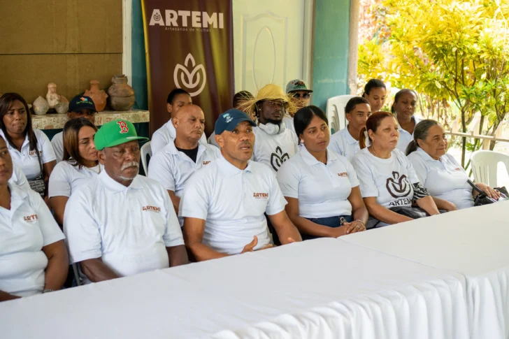 Artesanos denuncian grupos externos intentan ocupar espacios públicos en playas de Miches
