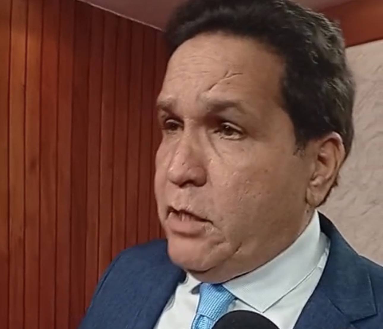 Diputado considera que rebaja del petróleo debe reflejarse en los precios de los combustibles