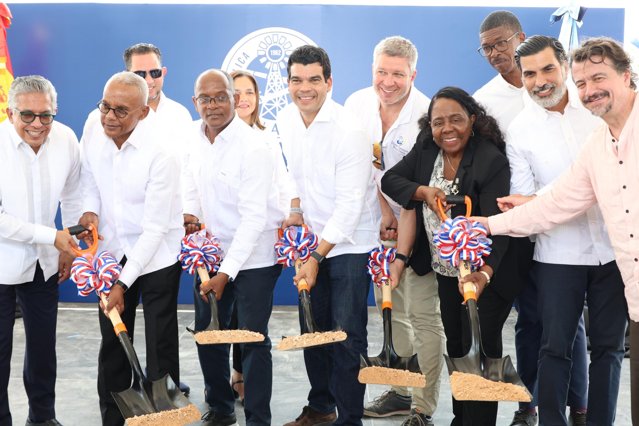 Wellington Arnaud deja iniciados trabajos de construcción del alcantarillado sanitario de Boca Chica