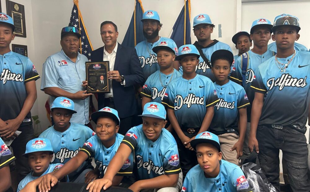 Asambleísta George Álvarez es reconocido por la Liga Deportiva Juvenil Los Delfines NUEVA YORK