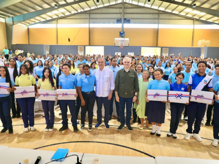 Abinader apuesta por formación técnica para aprovechar desarrollo de Manzanillo