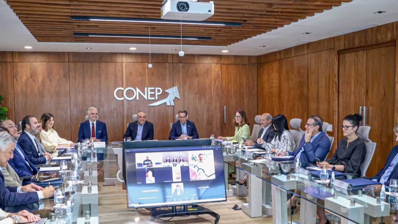 Ministro promueve alianza con el CONEP y fortalecer educación