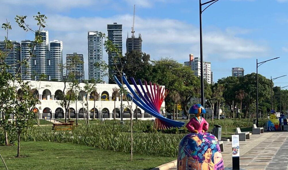 El Parque Paseo 30 de Mayo se convierte en un vibrante museo al aire libre con las meninas dominicanas