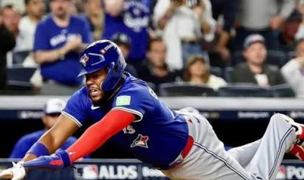 Vladimir Guerrero Jr. es evaluado por una posible conmoción cerebral