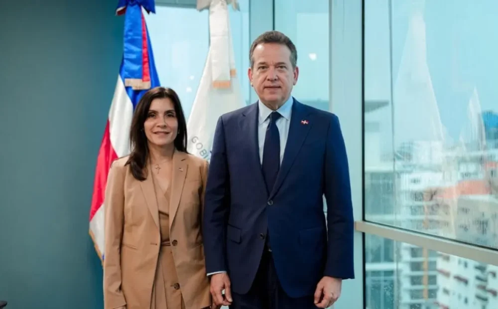 Canciller Ito Bisonó recibe a embajadora de Estados Unidos y reafirma solidez de las relaciones bilaterales