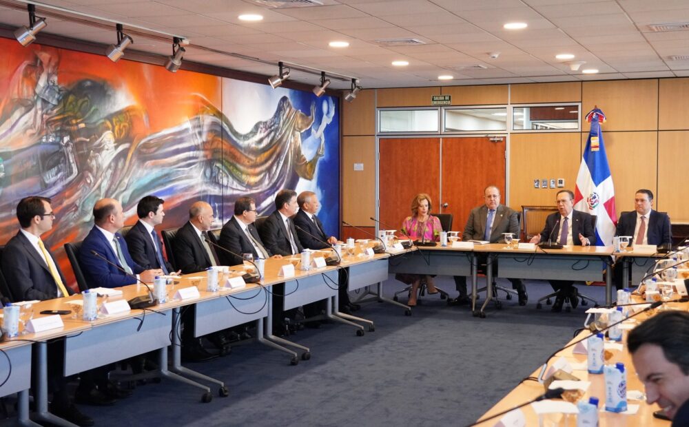 Funcionarios y ejecutivos de la banca evalúan economía de RD
