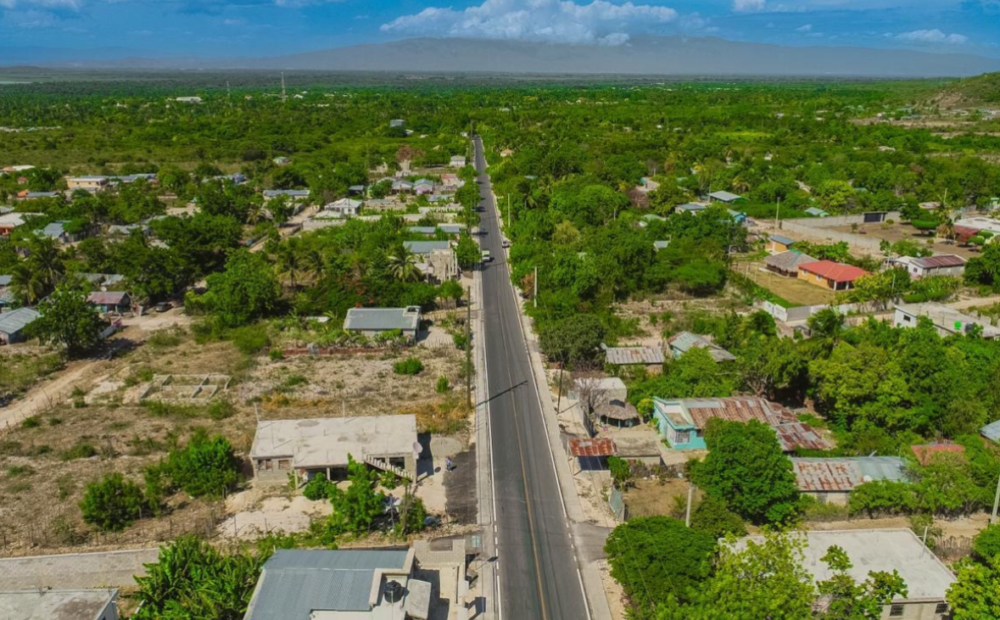 Presidente Luis Abinader inaugura obras viales, de educación y capacitación técnica en Independencia y Barahona