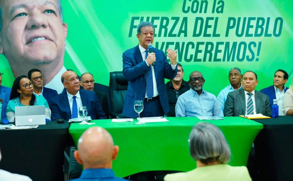 Leonel Fernández evalúa avances organizativos de la Fuerza del Pueblo durante pleno nacional