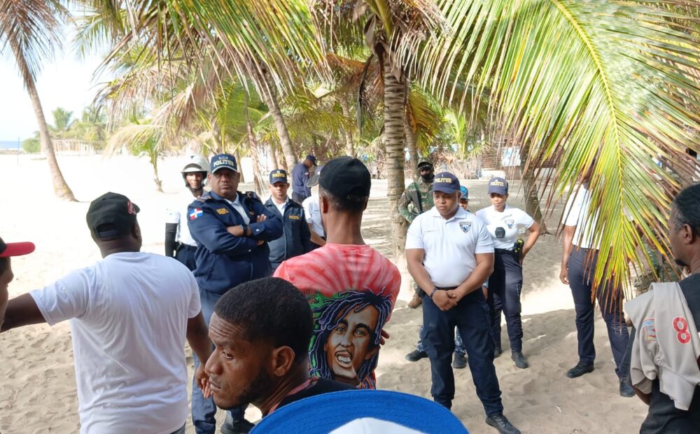 Operativo de Politur para retirar vendedores de playa Juan Dolio termina en incidente con disparo incluido
