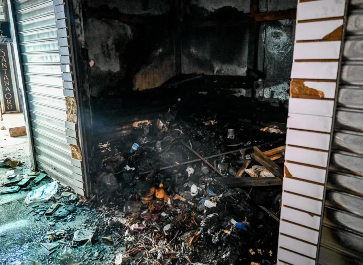 Incendio destruye 14 módulos del Mercado Modelo de Santiago por segunda vez en dos años