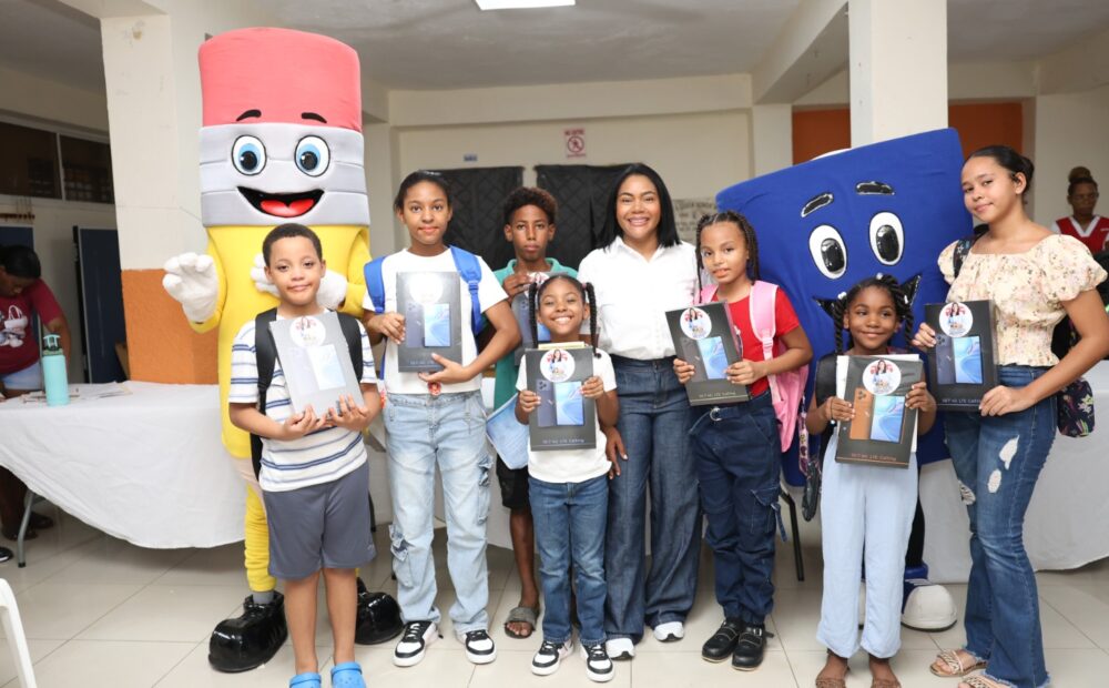 Leyvi Bautista inicia jornada de entrega de útiles escolares en Santo Domingo Oeste