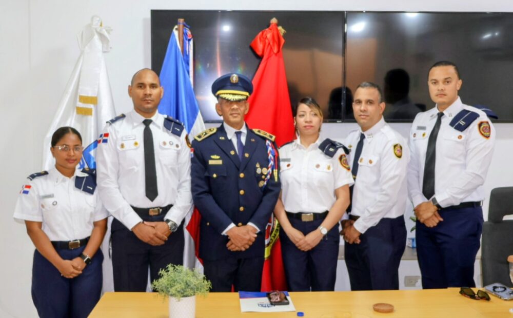 Alcalde Francisco Peña juramenta al nuevo intendente general del Cuerpo de Bomberos de Santo Domingo Oeste