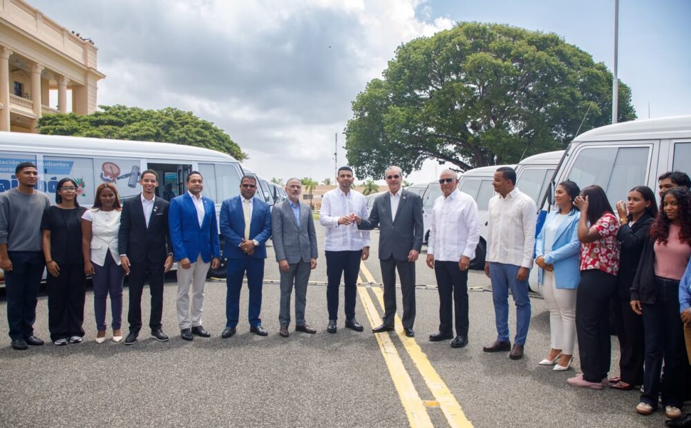 Abinader entrega 40 autobuses para estudiantes universitarios