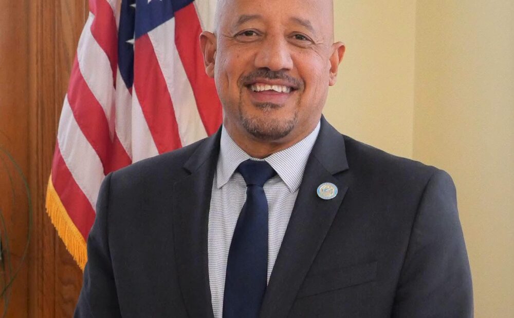 El alcalde de Lawrence, Mass., Brian DePena, fue arrestado y acusado de obtener fraudulentamente más de $1.5 millones en préstamos para COVID