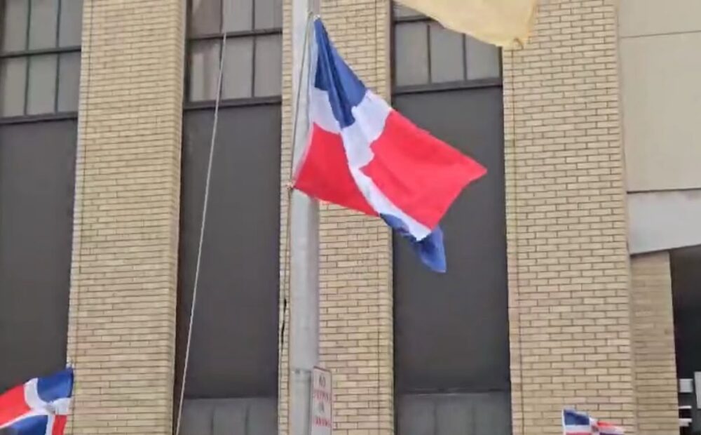 Izan bandera de República Dominicana por vez primera ciudad de Hackensack
