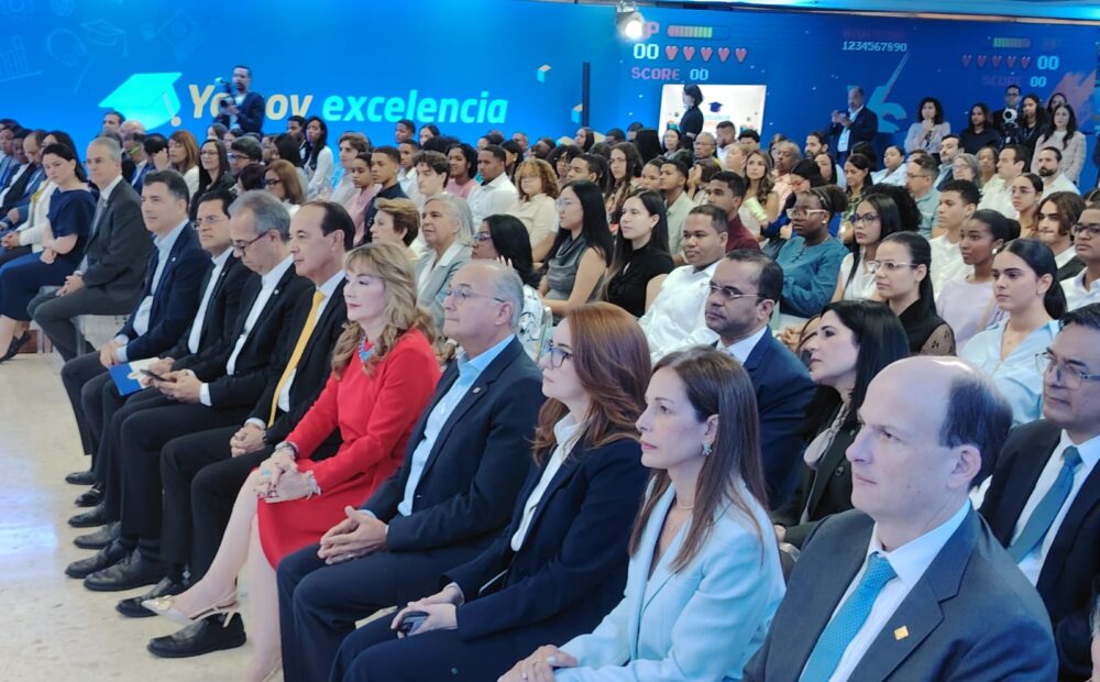 Banco Popular otorga becas a 61 estudiantes meritorios de escasos recursos