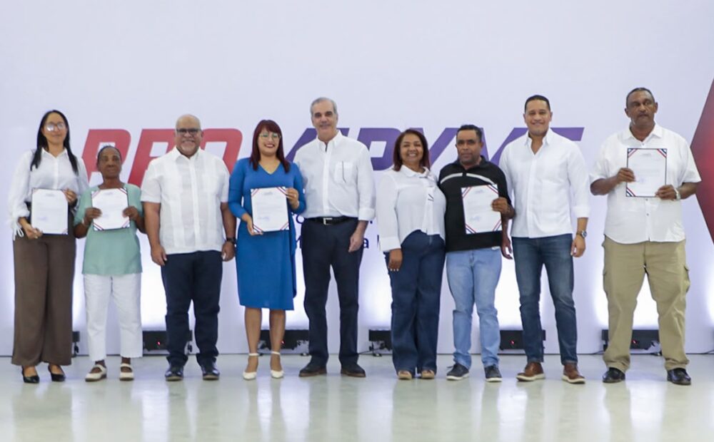 Presidente Abinader anuncia aumento cartera crédito PromipymePromipyme celebra primer año de “Tu Firma es Tu Garantía” con entrega de RD$85 millones*