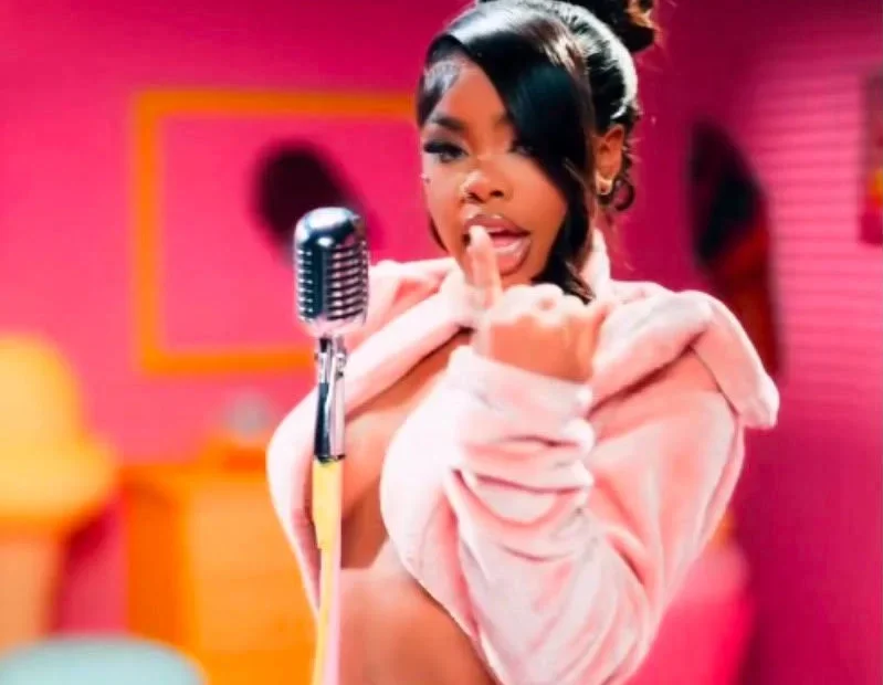 La Más Doll “resucita” el género urbano con “A Dios La Gracia” y se consolida como la #1 femenina del dembow y reggaetón.