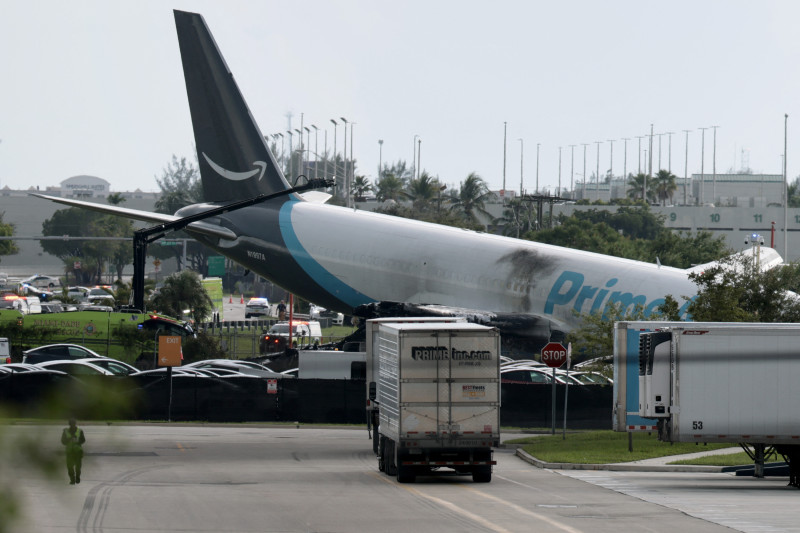 Un avión de carga de Amazon se estrella despúes de aterrizar en el aeropuerto de Miami