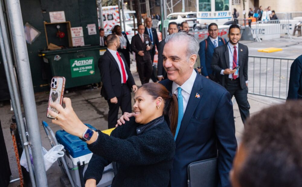 Abinader recorre a pie calle de N.York; saluda a dominicanos