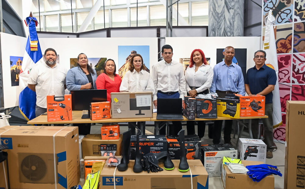 Ministro de Turismo entrega equipamiento a escuelas técnicas de Ciudad Colonial