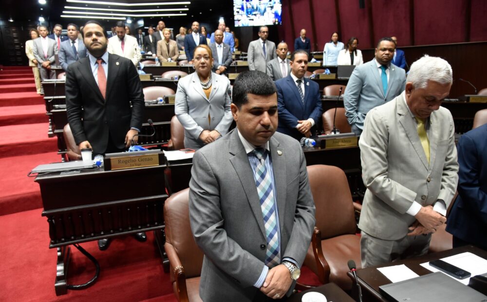 Diputados aprueban reconocimiento para Ramón Orlando, por 50 años en el arte