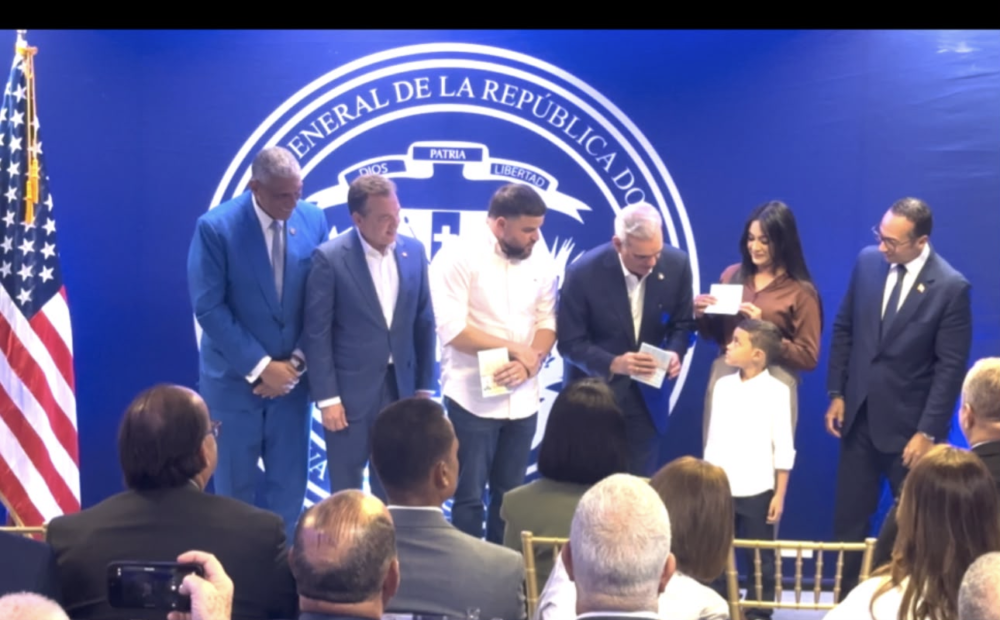 Presidente Luis Abinader inicia entrega del primer pasaporte electrónico a dominicanos del Exterior, con 9 mil dólares