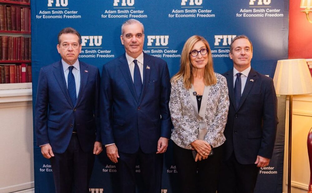 Presidente Abinader presenta a RD ante empresarios internacionales como destino competitivo para nuevas inversiones por su estabilidad, crecimiento económico y expansión de zonas francas; proyecta nuevas oportunidades en semiconductores, turismo, Pedernales y tierras raras