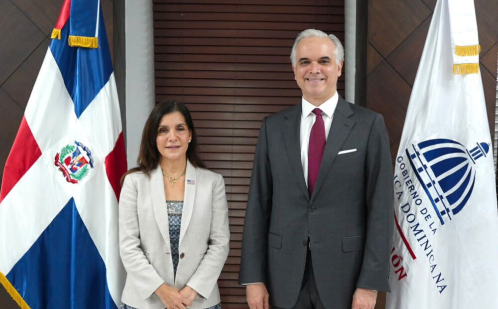Ministro Luis Miguel De Camps recibe visita de embajadora de Estados Unidos y abordan áreas de cooperación