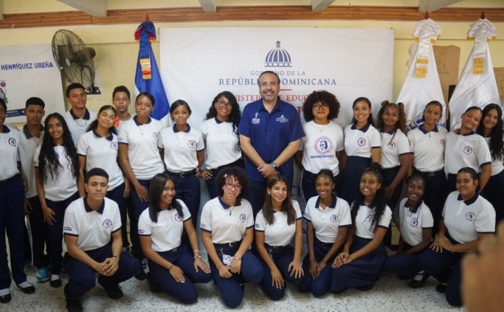 Inefi entrega utilería deportiva y reacondiciona canchas en 30 centros educativos del GSD y San Cristóbal