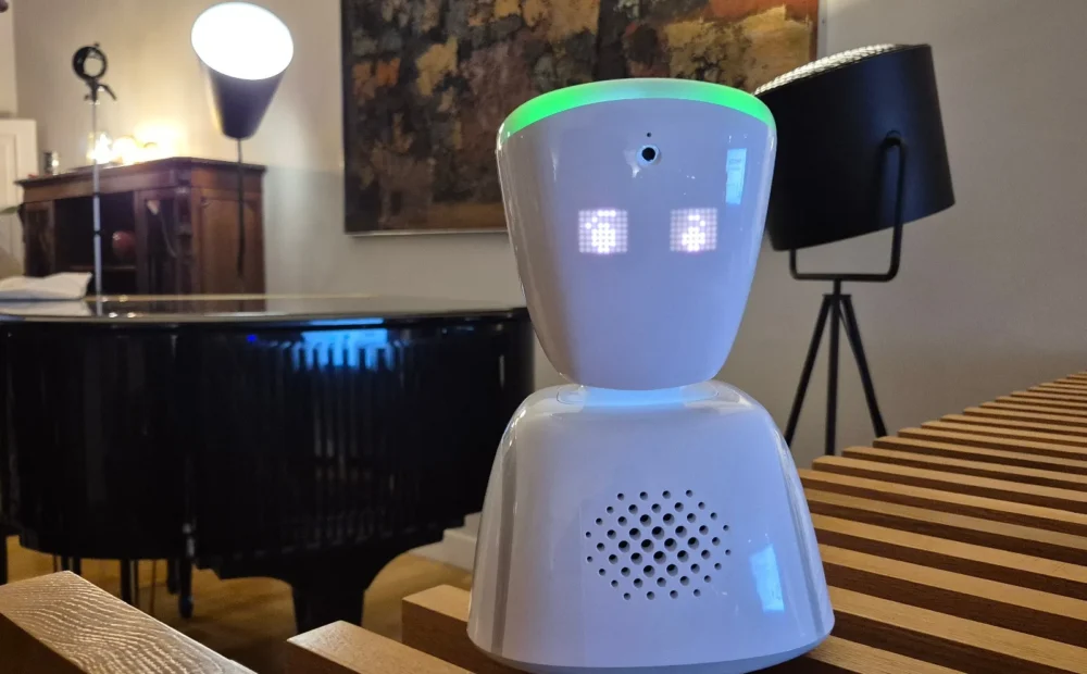 Un robot pone ojos, oídos y voz de los alumnos ausentes por tratamientos frente al cáncer