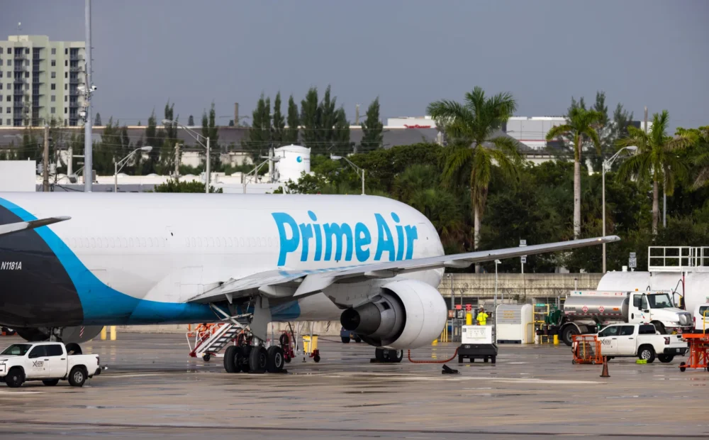 Demandan a Amazon por el accidente de un avión de carga que dejó cinco muertos en Miami