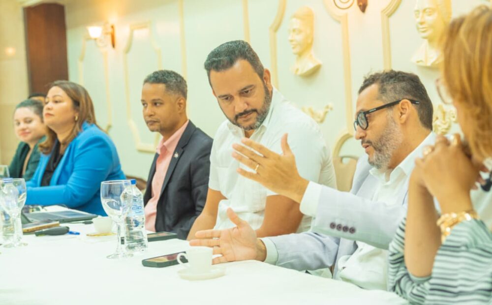 Viceministro Madera encabeza encuentro para actualizar la Guía de Operaciones del Sistema Nacional de Atención Ciudadana 3-1-1