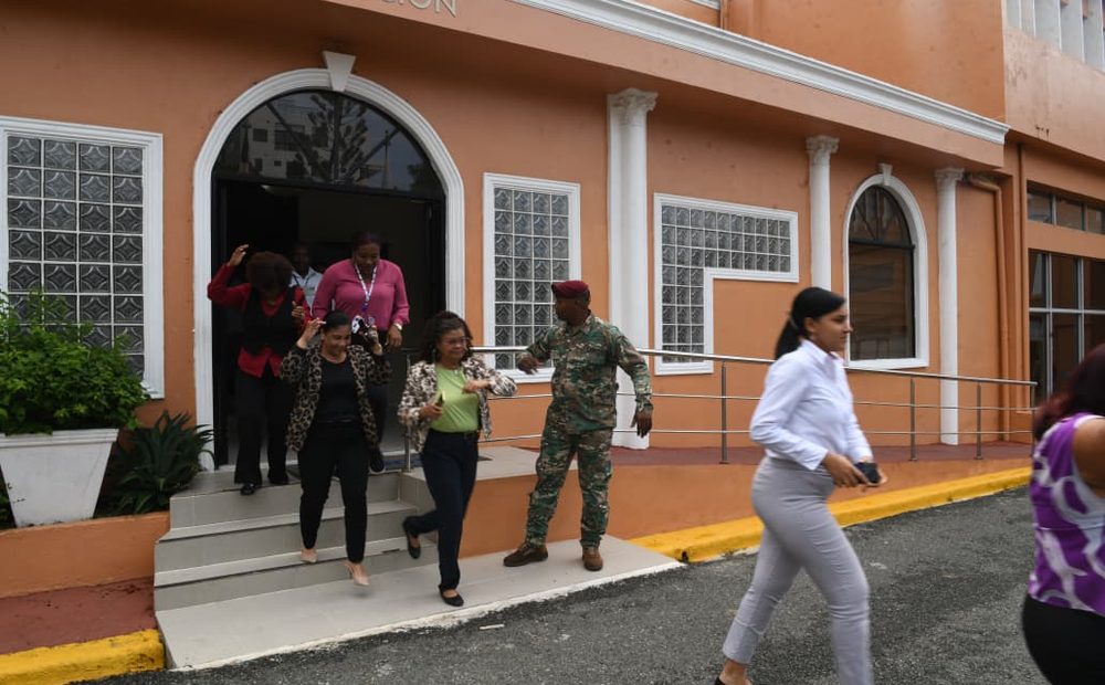 Colaboradores del INAVI participan en Simulacro de Evacuación por Terremoto