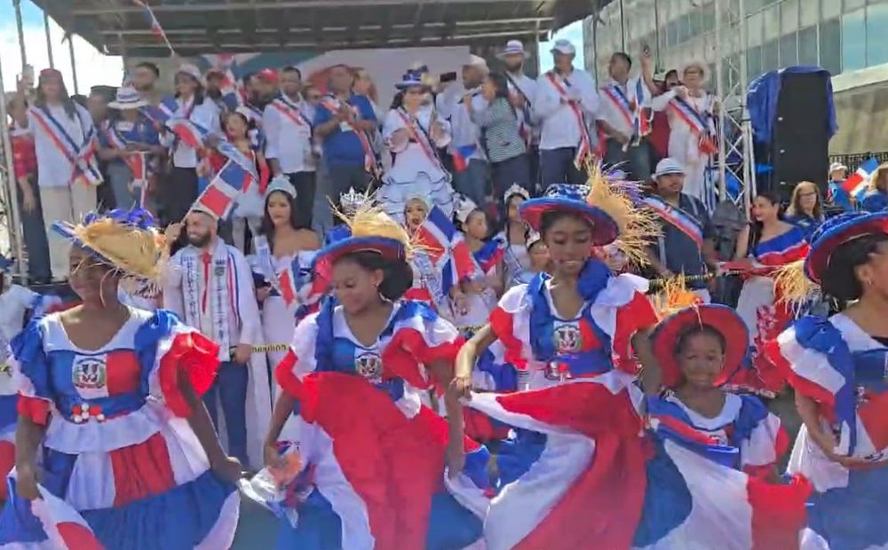 Desfile Estatal Dominicano de Nueva Jersey desafía la lluvia y convierte a Paterson en escenario de orgullo y unidad quisqueyana