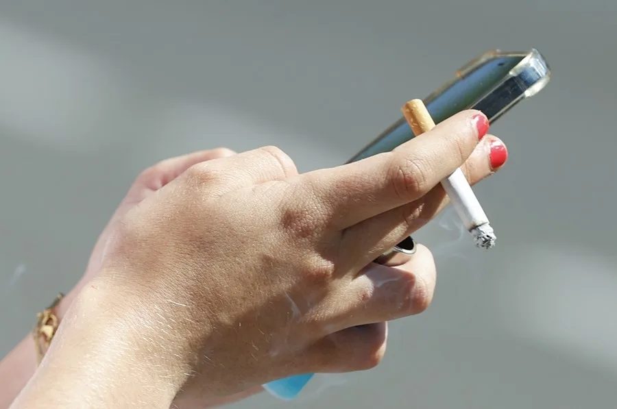 La OMS confirma que fumar puede reducir las posibilidades de hombres y mujeres de concebir