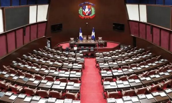 Diputados dominicanos dejan sesión en solidaridad con colega