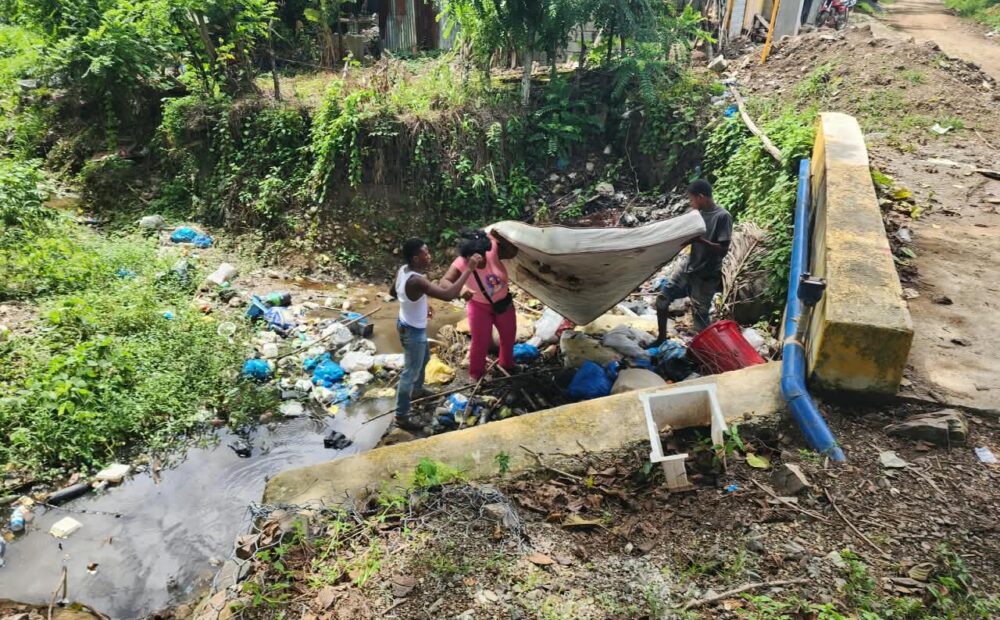 Haitianos son obligados por Medio Ambiente a recoger basura que lanzaron en afluente de Hato Mayor