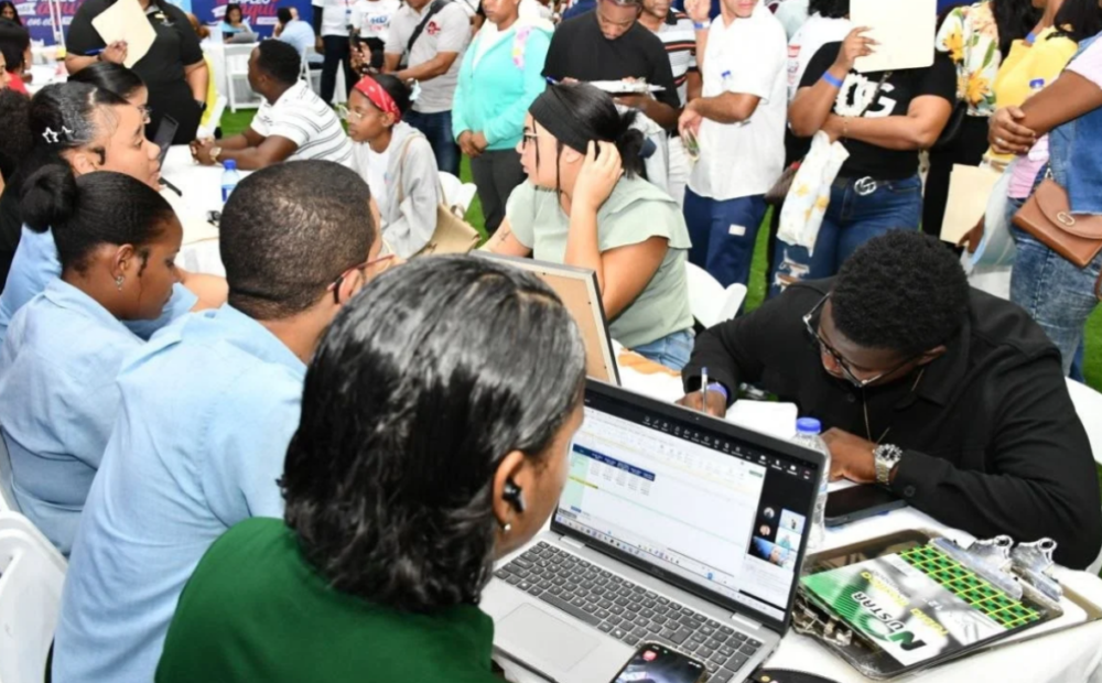 Miles de personas acuden a la jornada de empleos turísticos del Ministerio de Trabajo en La Romana