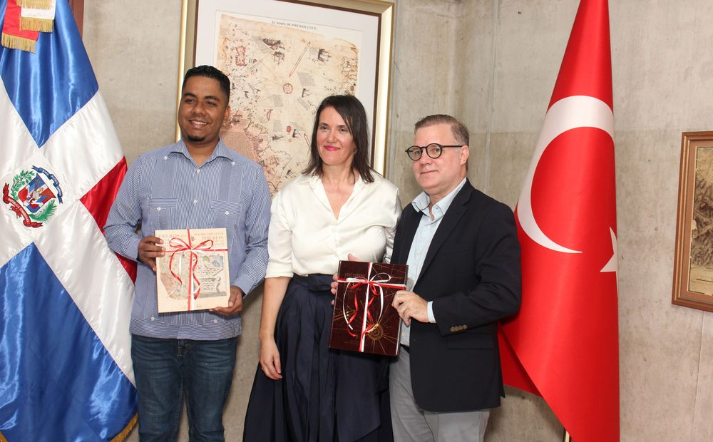 Embajada de Türkiye dona réplica del mapamundi de Piri Reis al Faro a Colón