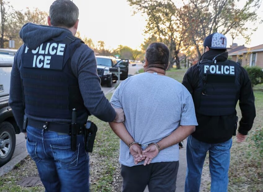 Trump ha deportado a casi un millón de personas, entre ellas dominicanos; ICE planea aumentar arrestos y deportaciones