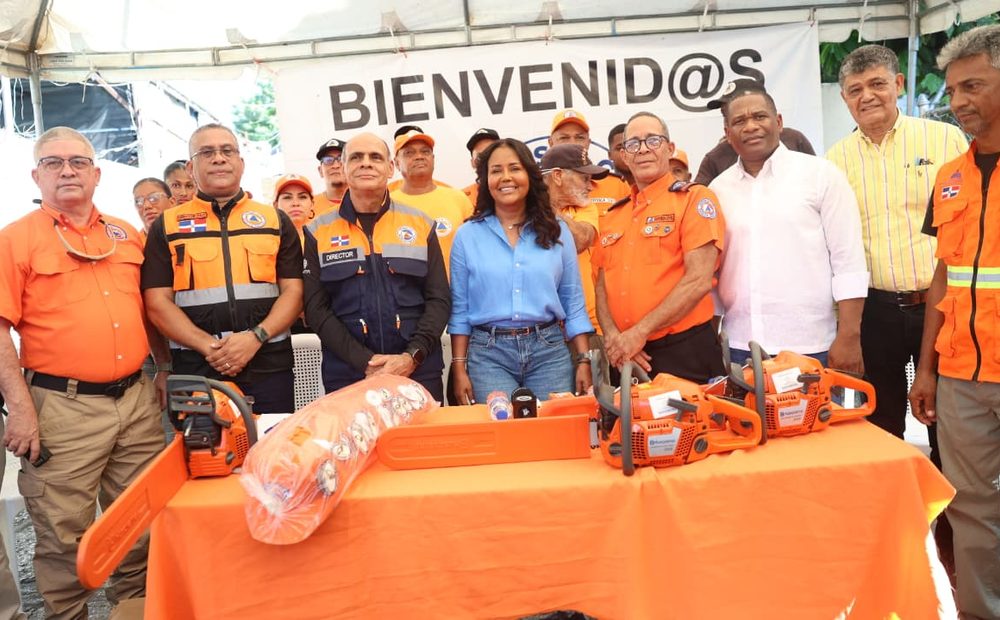 Scarlet Benzán entrega equipos y utilería a la Defensa Civil de Santo Domingo Oeste para fortalecer la prevención y respuesta ante emergencias