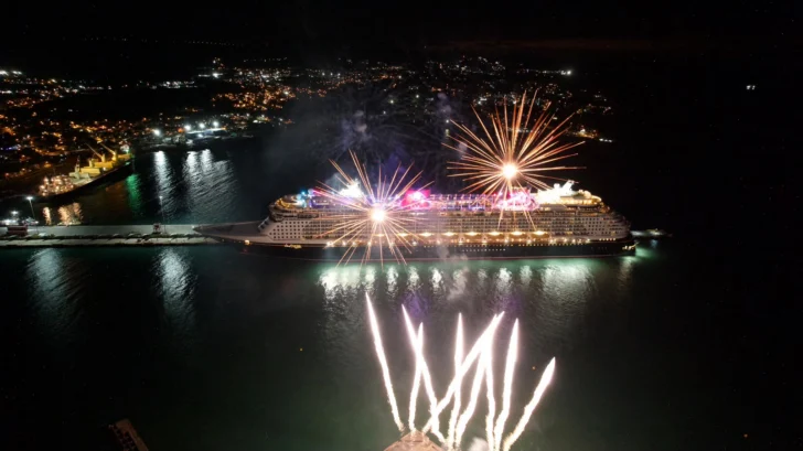 Puerto Plata despide con fuegos artificiales al primer crucero de Disney que visita RD