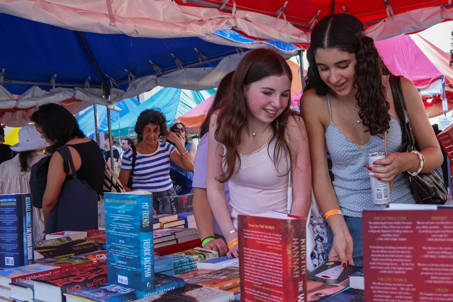 Las escuelas públicas de EE.UU. vetaron casi 12.000 libros en el último periodo, un récord